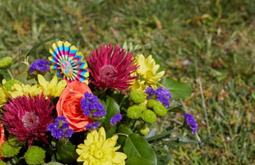 Forvandl dit hjem med pudder-lyserøde ranunkler: DIY idéer til blomsterarrangementer