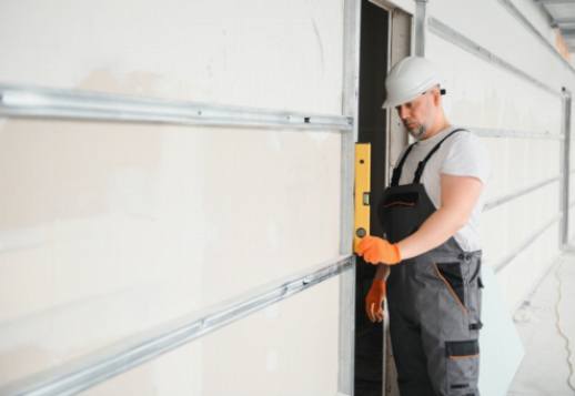 Gør-det-selv Garagedørssikkerhed: Enkle opgraderinger til at beskytte dit hjem og familie
