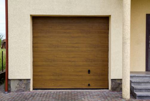 Hvorfor er justering af garagedørens spor afgørende for hjemmets sikkerhed og tryghed?