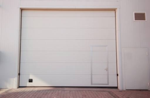 Sikre din garage: Vigtige sikkerhedsforbedringer, du kan lave selv til din garagedør