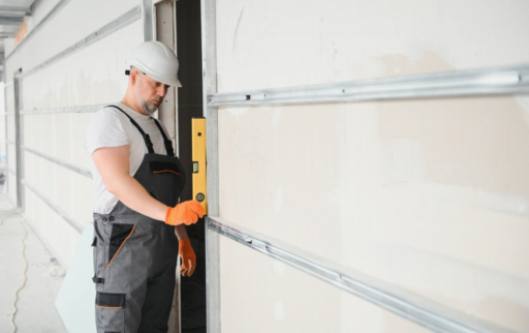 Undgå dyre reparationer: Fordelene ved rettidig udskiftning af garageportspaneler