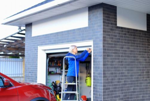 Valg af den rette garageport til gør-det-selv-installation: Hvad skal man tage hensyn til